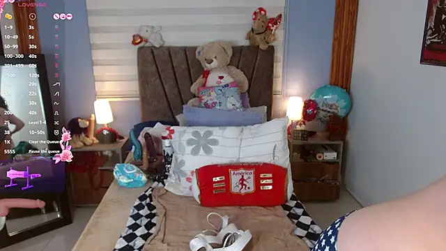 Snapshot of Nadia_84 chatting on 11/10/25, 12:04 Nadia 84 online show from 11/10/25, 12:04