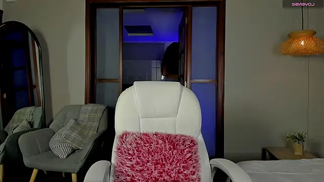 nayah   online show from 10/29/25, 08:43