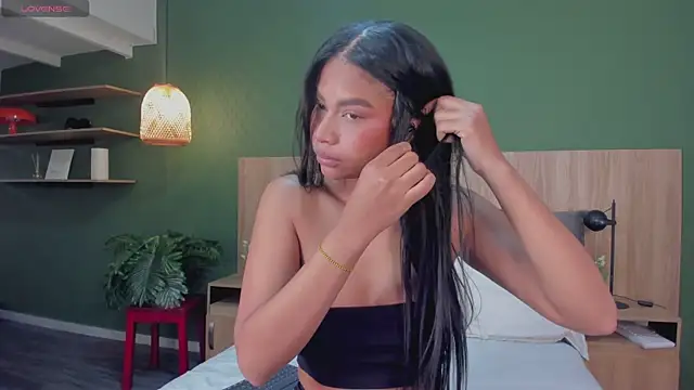 nayah   online show from 11/30/25, 02:43