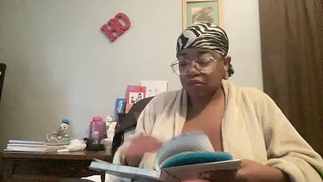 MommyConfident online show from 10/28/25, 01:03