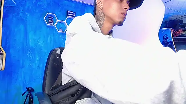 Liam lee online show from 01/07/25, 01:03