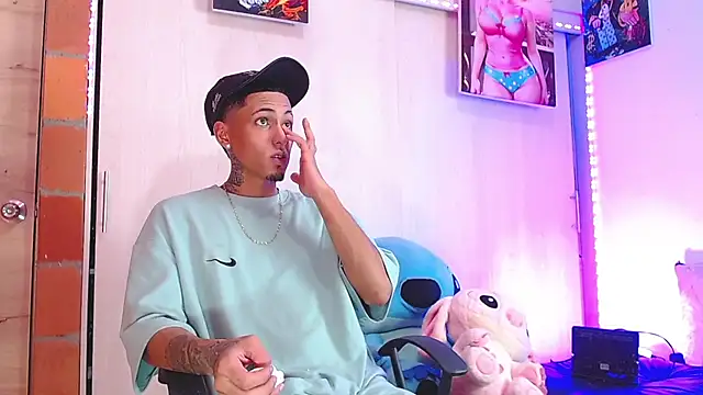 Snapshot of Liam_lee chatting on 11/17/25, 06:24 Liam lee online show from 11/17/25, 06:24