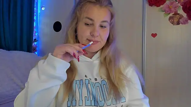 CoraSwon online show from 09/26/25, 07:56