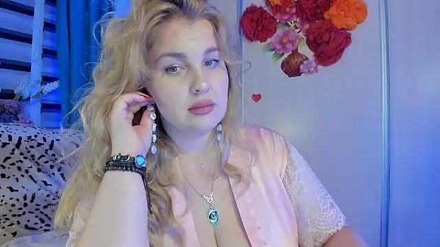 CoraSwon online show from 10/05/25, 07:23