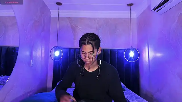 Maxim-Walker online show from 11/18/25, 03:23