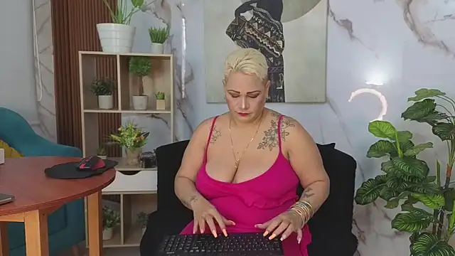 Snapshot of GianellaCox_ chatting on 10/29/25, 01:02 GianellaCox online show from 10/29/25, 01:02