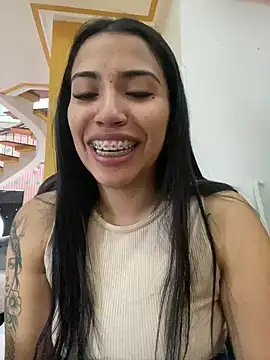 Snapshot of SaritaHot_69 chatting on 12/28/24, 04:20 SaritaHot 69 online show from 12/28/24, 04:20