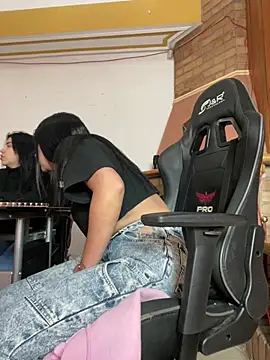 Snapshot of SaritaHot_69 chatting on 02/19/25, 03:27 SaritaHot 69 online show from 02/19/25, 03:27