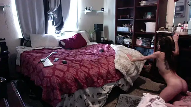 Snapshot of iBoneher69 chatting on 12/16/25, 05:40 iBoneher69 online show from 12/16/25, 05:40