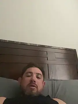 Snapshot of caliguy37 chatting on 11/28/25, 04:20 caliguy37 online show from 11/28/25, 04:20