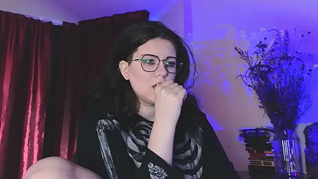 Snapshot of Laura_Karamazov chatting on 12/21/24, 08:39 Laura Karamazov online show from 12/21/24, 08:39