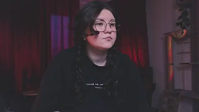 Snapshot of Laura_Karamazov chatting on 03/08/25, 03:35 Laura Karamazov online show from 03/08/25, 03:35