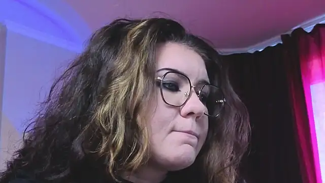 Snapshot of Laura_Karamazov chatting on 10/08/25, 12:14 Laura Karamazov online show from 10/08/25, 12:14