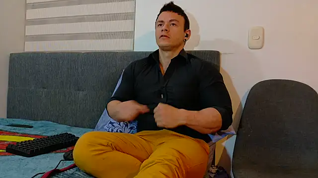 Snapshot of MarksMuscle chatting on 10/19/25, 06:25 MarksMuscle online show from 10/19/25, 06:25