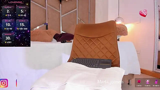 Martinaa Jones  online show from 12/31/24, 03:42