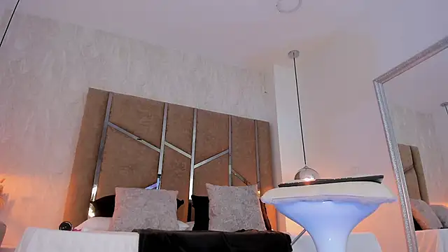 Martinaa Jones  online show from 12/14/25, 12:10