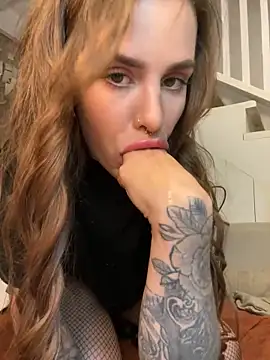 EmiliaCatalina online show from 12/20/24, 10:00
