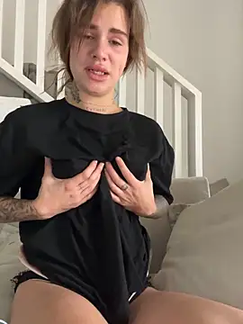 EmiliaCatalina online show from 12/23/24, 05:00
