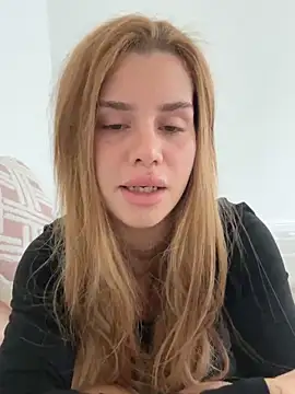 Snapshot of EmiliaCatalina chatting on 09/28/25, 08:03 EmiliaCatalina online show from 09/28/25, 08:03