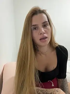 Snapshot of EmiliaCatalina chatting on 09/30/25, 12:04 EmiliaCatalina online show from 09/30/25, 12:04