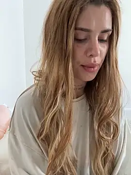 Snapshot of EmiliaCatalina chatting on 10/04/25, 05:22 EmiliaCatalina online show from 10/04/25, 05:22