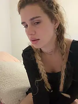 Snapshot of EmiliaCatalina chatting on 10/13/25, 10:10 EmiliaCatalina online show from 10/13/25, 10:10