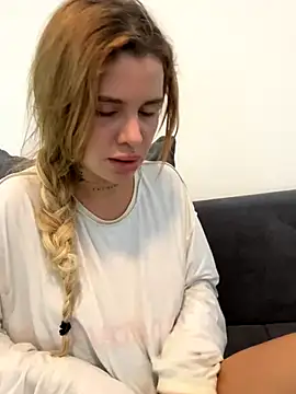 EmiliaCatalina online show from 11/24/25, 04:51