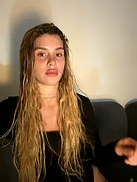 EmiliaCatalina online show from 12/15/25, 11:42