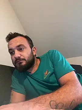 Snapshot of cosmin9000 chatting on 10/25/25, 06:43 cosmin9000 online show from 10/25/25, 06:43