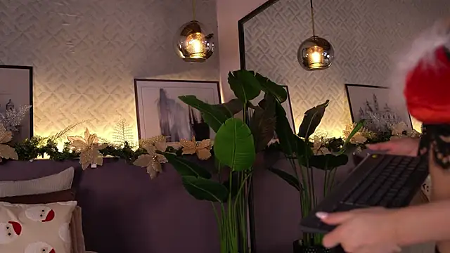 ElleDiane online show from 12/17/24, 12:23
