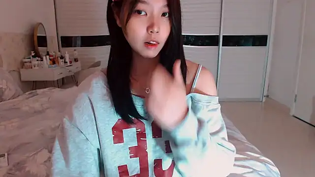 -Lucky Girl online show from 10/28/25, 03:32