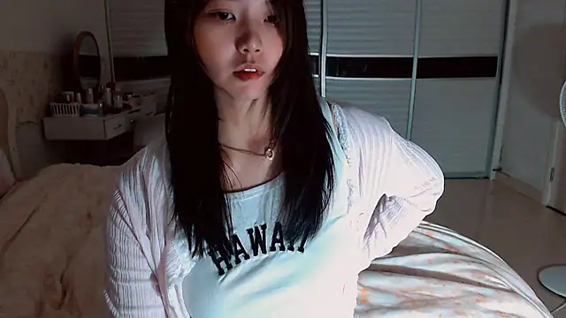 Snapshot of -Lucky_Girl chatting on 05/19/26, 12:44 -Lucky Girl online show from 05/19/26, 12:44