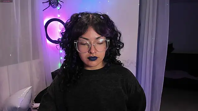 Snapshot of witchviolet chatting on 12/30/24, 12:32 witchviolet online show from 12/30/24, 12:32
