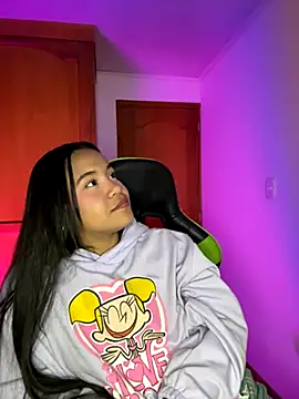 leila 22 online show from 10/18/25, 07:20