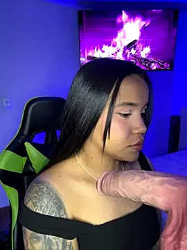 leila 22 online show from 11/16/25, 11:43