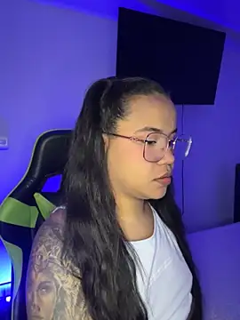 leila 22 online show from 11/28/25, 07:33