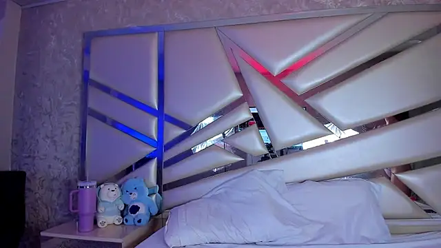 Snapshot of Miia002 chatting on 11/05/25, 03:17 Miia002 online show from 11/05/25, 03:17