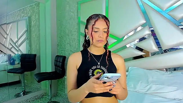 Snapshot of Miia002 chatting on 11/25/25, 04:01 Miia002 online show from 11/25/25, 04:01