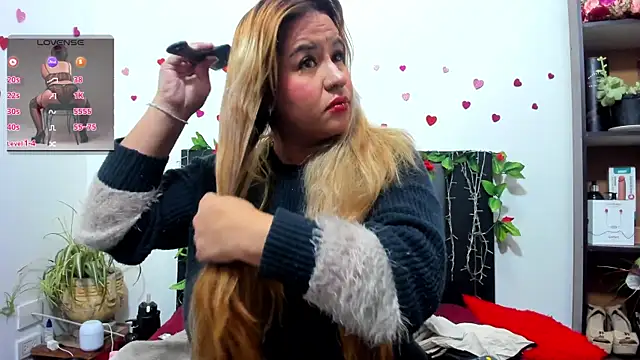 Snapshot of hazel_34 chatting on 10/29/25, 08:27 hazel 34 online show from 10/29/25, 08:27