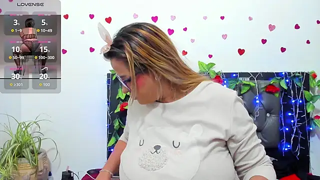 Snapshot of hazel_34 chatting on 11/12/25, 08:26 hazel 34 online show from 11/12/25, 08:26