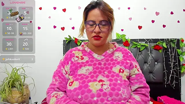 Snapshot of hazel_34 chatting on 11/17/25, 08:31 hazel 34 online show from 11/17/25, 08:31