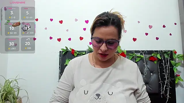 Snapshot of hazel_34 chatting on 11/21/25, 08:35 hazel 34 online show from 11/21/25, 08:35