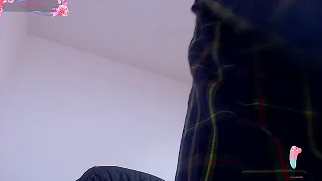 Snapshot of Hannaaaa__ chatting on 12/15/24, 05:20 Hannaaaa online show from 12/15/24, 05:20