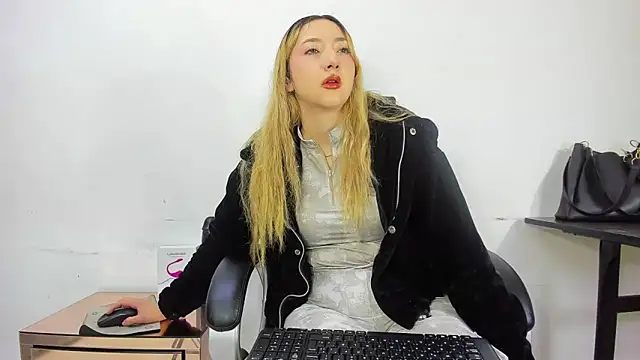 Snapshot of Barbie_girl_69 chatting on 11/12/25, 03:01 Barbie girl 69 online show from 11/12/25, 03:01