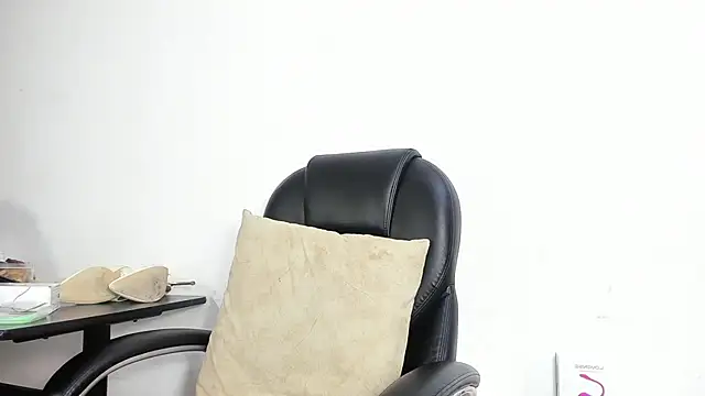 Snapshot of Barbie_girl_69 chatting on 11/27/25, 05:15 Barbie girl 69 online show from 11/27/25, 05:15