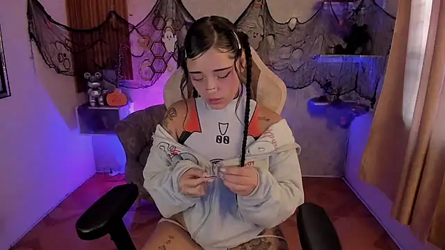 Snapshot of mia_catt05 chatting on 10/25/25, 04:35 mia catt05 online show from 10/25/25, 04:35