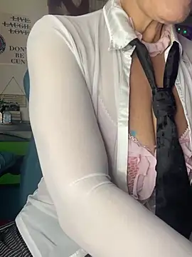 TrenaAnne online show from 02/03/25, 10:21