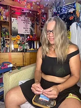 Snapshot of TrenaAnne chatting on 09/18/25, 02:41 TrenaAnne online show from 09/18/25, 02:41