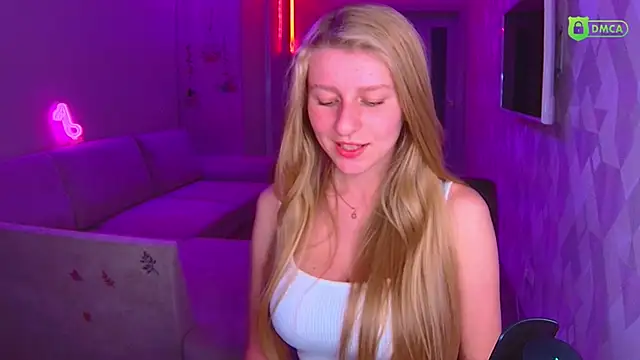 Snapshot of AmaliaQueen chatting on 11/08/25, 02:50 AmaliaQueen online show from 11/08/25, 02:50