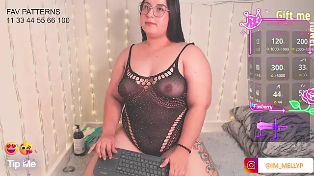 Snapshot of Mellyparker_ chatting on 12/17/25, 03:07 Mellyparker online show from 12/17/25, 03:07
